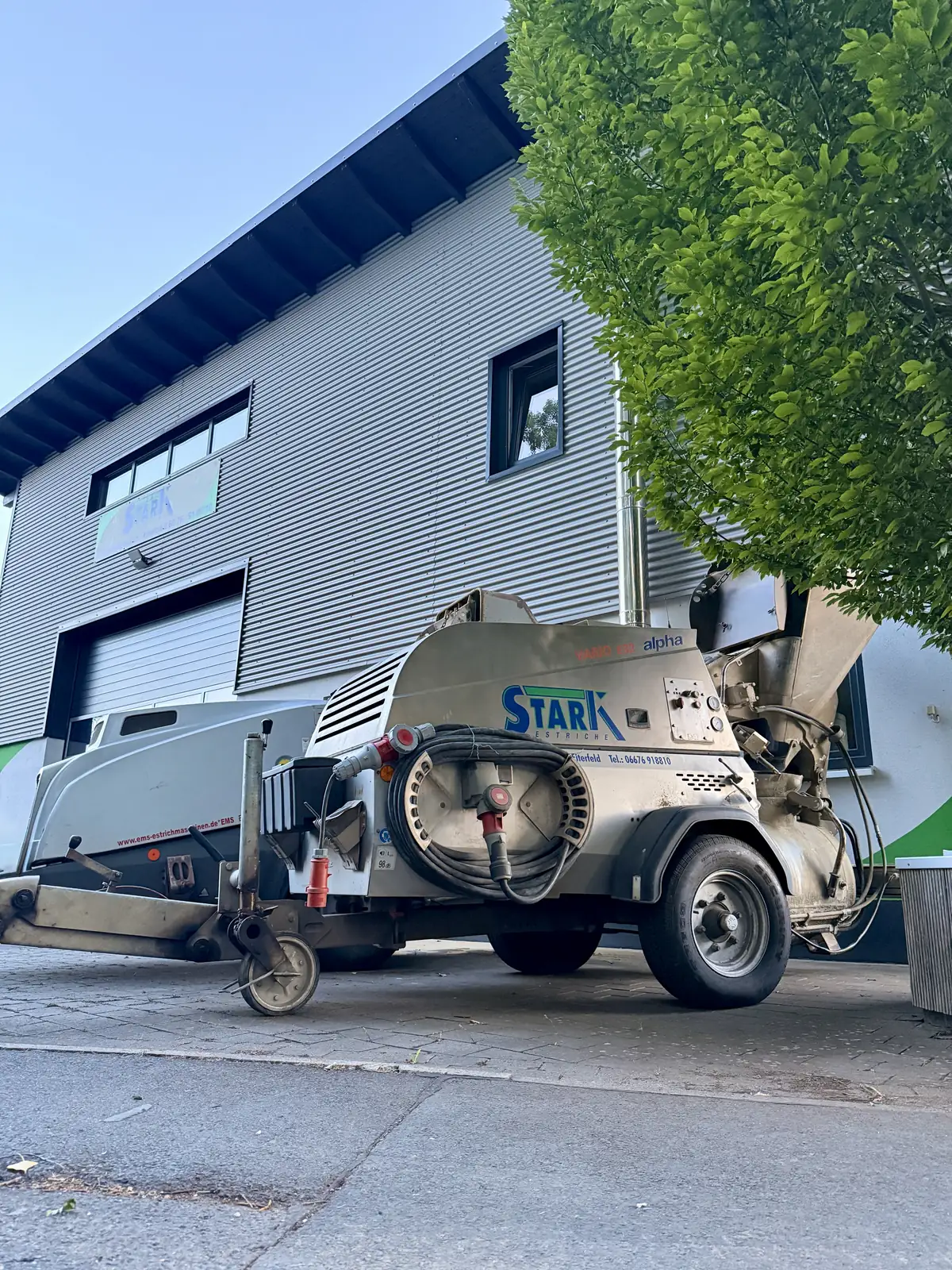 Eigene Estrichpumpe von Stark Estriche vor dem Betrieb in Eiterfeld-Soisdorf