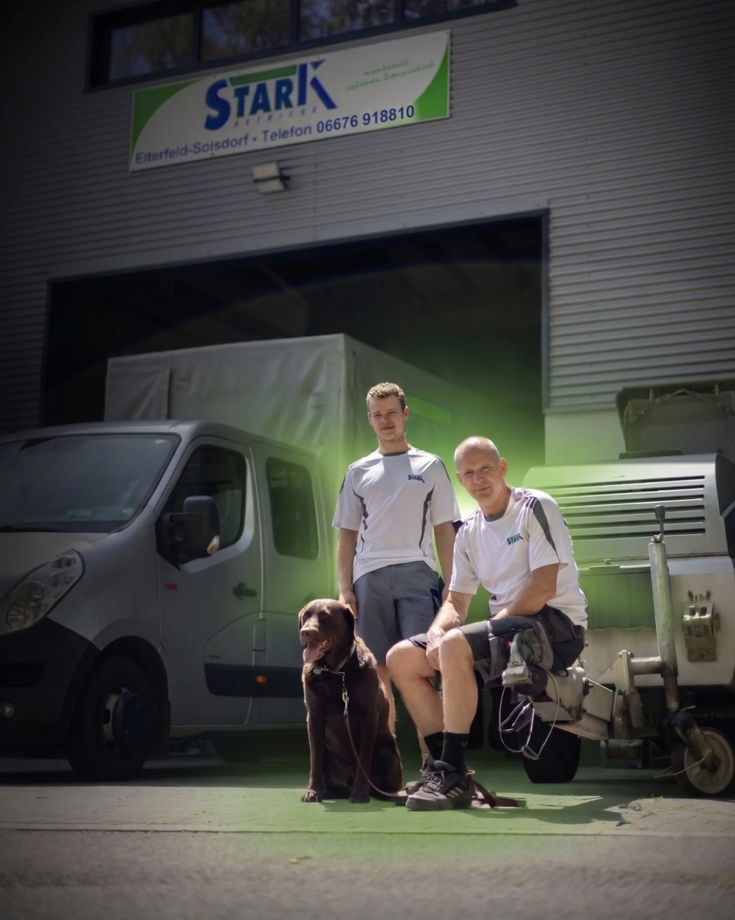 Gerald und Elias Stark von Stark Estriche vor ihrem Betrieb in Eiterfeld-Soisdorf